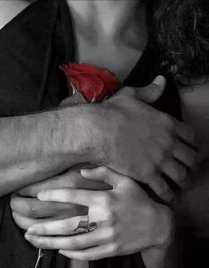 El amor no conoce
de finales felices, es eterno;
y es eterno mi latido
en el calor de tu abrazo.
Tu olor en mí se eterniza,
y en tu boca cada pétalo
de mi rosa se hace eterno.
Eternos, mi piel en tu beso,
tu susurro en mi oído,
y el incendio en mis poros
al provocar tus gemidos.