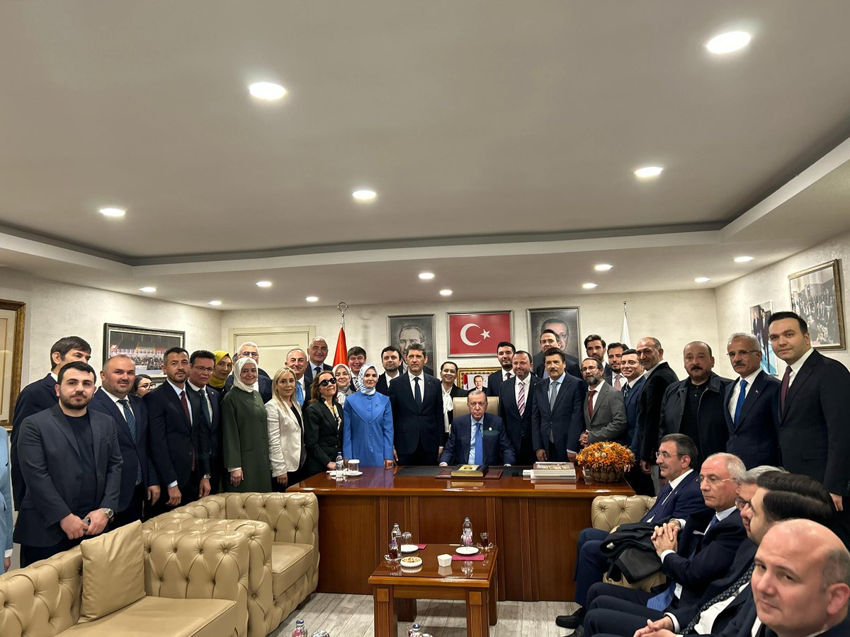 alicetin_07's tweet photo. Cumhurbaşkanımız, Genel Başkanımız, Liderimiz Sayın Cumhurbaşkanımızı (@RTErdogan)  İl Başkanlığımızda ağırlama şerefine nail olduk.

Ziyaretleriyle İl Başkanlığımızı onurlandıran Sayın Cumhurbaşkanımızdan aldığımız ilhamla tüm gücümüzle çalışmaya devam edeceğiz. https://t.co/8Z3UANBnXV