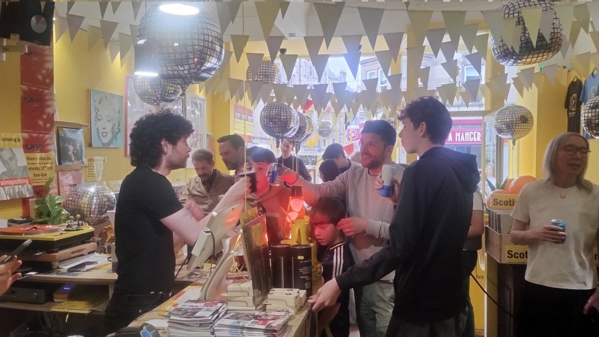 Lord Woolamaloo (@lordwoolamaloo) on Twitter photo Post-work visit to my fave #vinyl emporium, <a href="/ThorneRecords/">Thorne Records</a> , who started the day with a massive queue, & were still partying come evening for #RecordStoreDay2025 .
Music, chat, beer: good end to a busy day!
#Bruntsfield #Edinburgh #Edimbourg #RSD25 Post-work visit to my fave #vinyl emporium, <a href="/ThorneRecords/">Thorne Records</a> , who started the day with a massive queue, & were still partying come evening for #RecordStoreDay2025 .
Music, chat, beer: good end to a busy day!
#Bruntsfield #Edinburgh #Edimbourg #RSD25