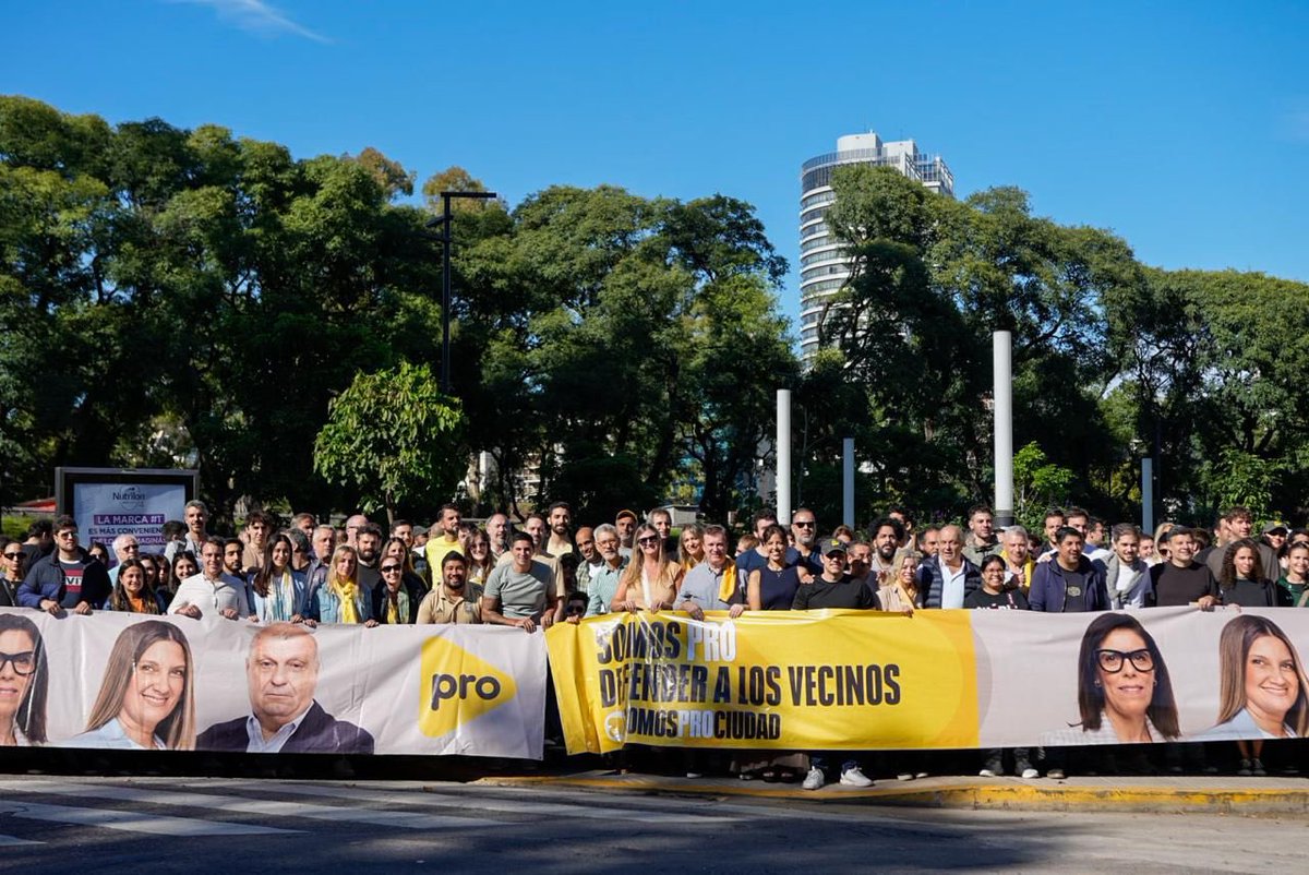 Sábado de recorrida, esta vez en la Comuna 14. Cada encuentro deja algo nuevo: ideas, inquietudes, propuestas.

El PRO es escuchar y hacer, algo que venimos demostrando hace tiempo en la Ciudad y que vamos a defender siempre.
