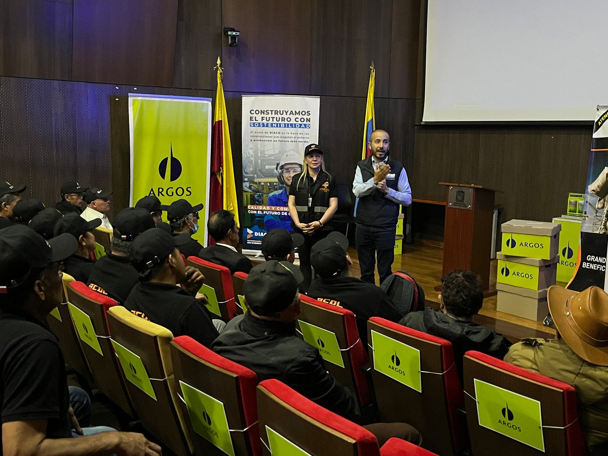 CAMACOLBOGOTA's tweet photo. Hoy nos unimos a #Acol en un homenaje a los hombres y mujeres que construyen con sus manos las viviendas y edificaciones en las que todos nos refugiamos. Celebramos el Día del trabajador de la construcción. Toda el agradecimiento y admiración para nuestros trabajadores.