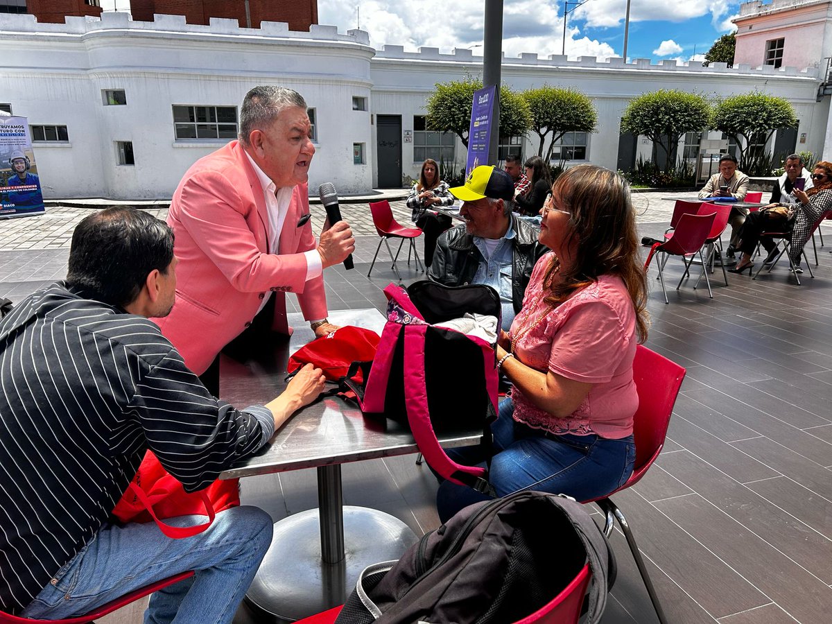 CAMACOLBOGOTA's tweet photo. Hoy nos unimos a #Acol en un homenaje a los hombres y mujeres que construyen con sus manos las viviendas y edificaciones en las que todos nos refugiamos. Celebramos el Día del trabajador de la construcción. Toda el agradecimiento y admiración para nuestros trabajadores.