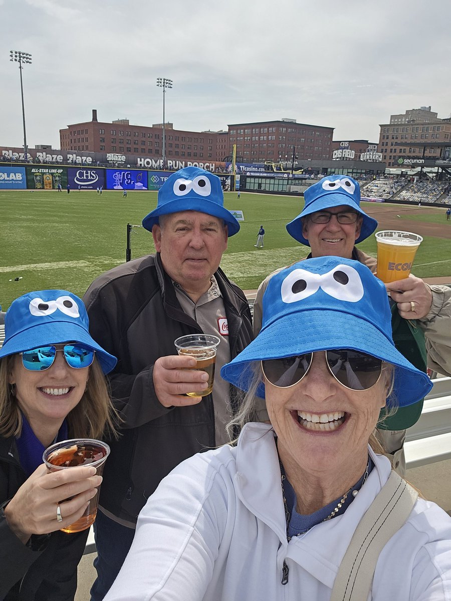 LynnWeissHarder's tweet photo. @StPaulSaints 
We are loving our hats and this sunshine? Let's play baseball!!

@sjgrams https://t.co/WomIDoBTD0