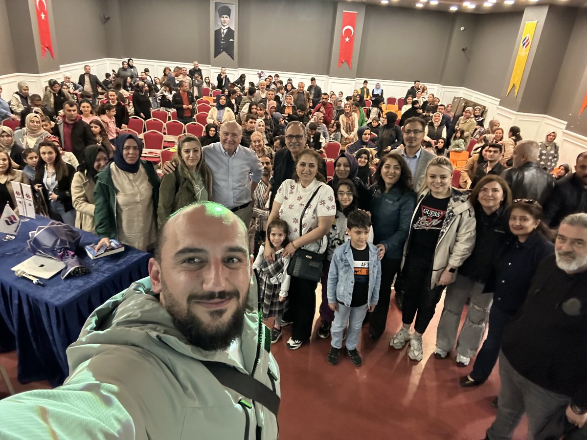 Bugün sabah Diyarbakır ve çevresinden gelen 250 kadar diyabetli çocuk ve ailesinin katılımı ile çok çoşkulu, hemen her şeyi konuştuğumuz bir toplantı yaptık. Toplantıya kendi kızı da tip 1 diyabetli Final Okulları sahibi Şahin Otu ev sahipliği yaptı ve bölgede hizmet veren çocuk