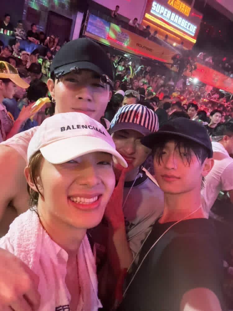 MummyThanya's tweet photo. Ok คืนนี้ ไม่นอนก็ได้ ตาสว่างเลย ฟริน
รีไปค่ะ  ให้โลกรู้ ว่า วาเลนไทน์ในวันสงกรานต์มันเป็นยังไง  🩷
แจก 500 ตามคำสัญญา สำหรับคนไม่นอน
2 คนค่ะ พรุ่งนี้เช้ามาแจกนะคะ 
#ZeeNuNew https://t.co/xtzNOBUzM1
