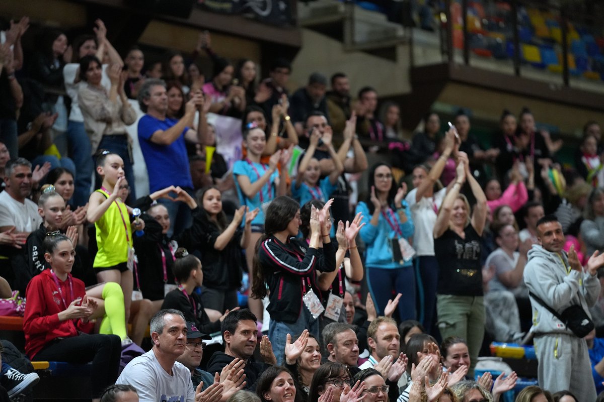 RFEGimnasia's tweet photo. 🙌 Público en pie ❤️ Sin duda, todo un ejemplo de superación y fortaleza,

¡Felices de volver a verte en los tapices, Ariadna! 🫂
#GRGuadalajara25 https://t.co/fnT0fgsI4j