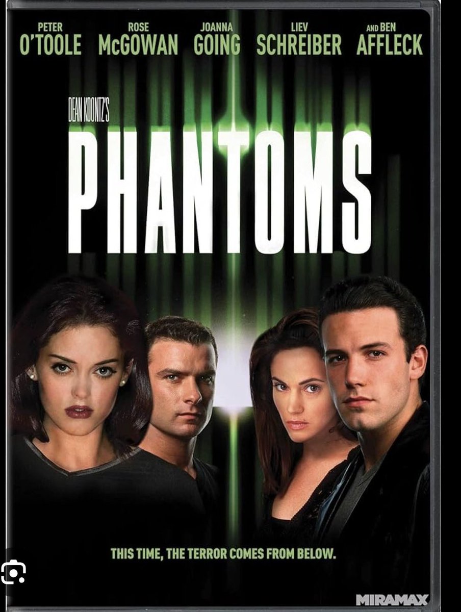 antonioalesnov1's tweet photo. ¿Qué fue de #Phantoms? (1998)
Concebida en plena época post #Scream de la que bebe hasta de su reparto fue recibida con críticas negativas y fue un descalabro en #Taquilla. Tuvo segunda oportunidad cuando se convirtió en lo más alquilado en los #Videoclubs de la época.Hilo🧵⬇️ https://t.co/R134qaAdx3