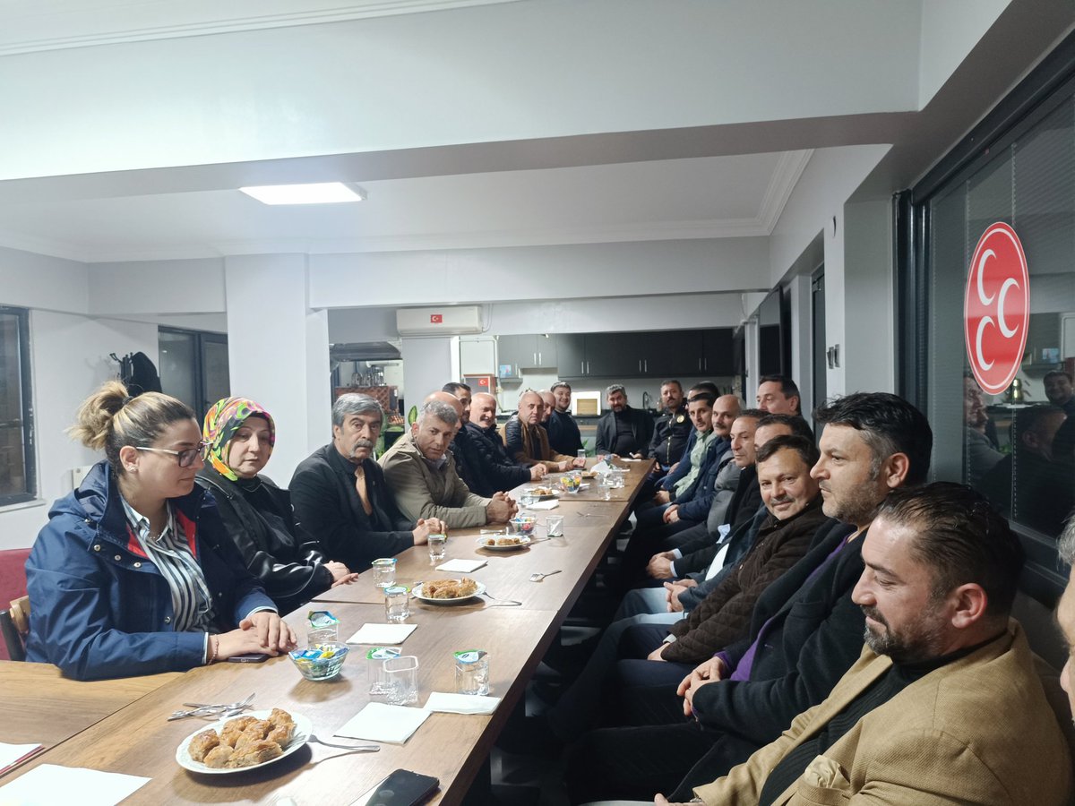 mhparnavutkoy's tweet photo. İlçe Başkanımız Sn. @Temelbedirreis, İlçe Yönetim Kurulu Üyelerimiz ile birlikte Nisan ayı istişare toplantısı gerçekleştirdi.

Bilge Liderimiz, Genel Başkanımız Sn. Devlet Bahçeli Beyefendi’nin emrinde durmadan, yorulmadan çalışmaya devam edeceğiz.

@_MHPistanbul_ 
@YasarKaba17 https://t.co/8YsuizrbhW