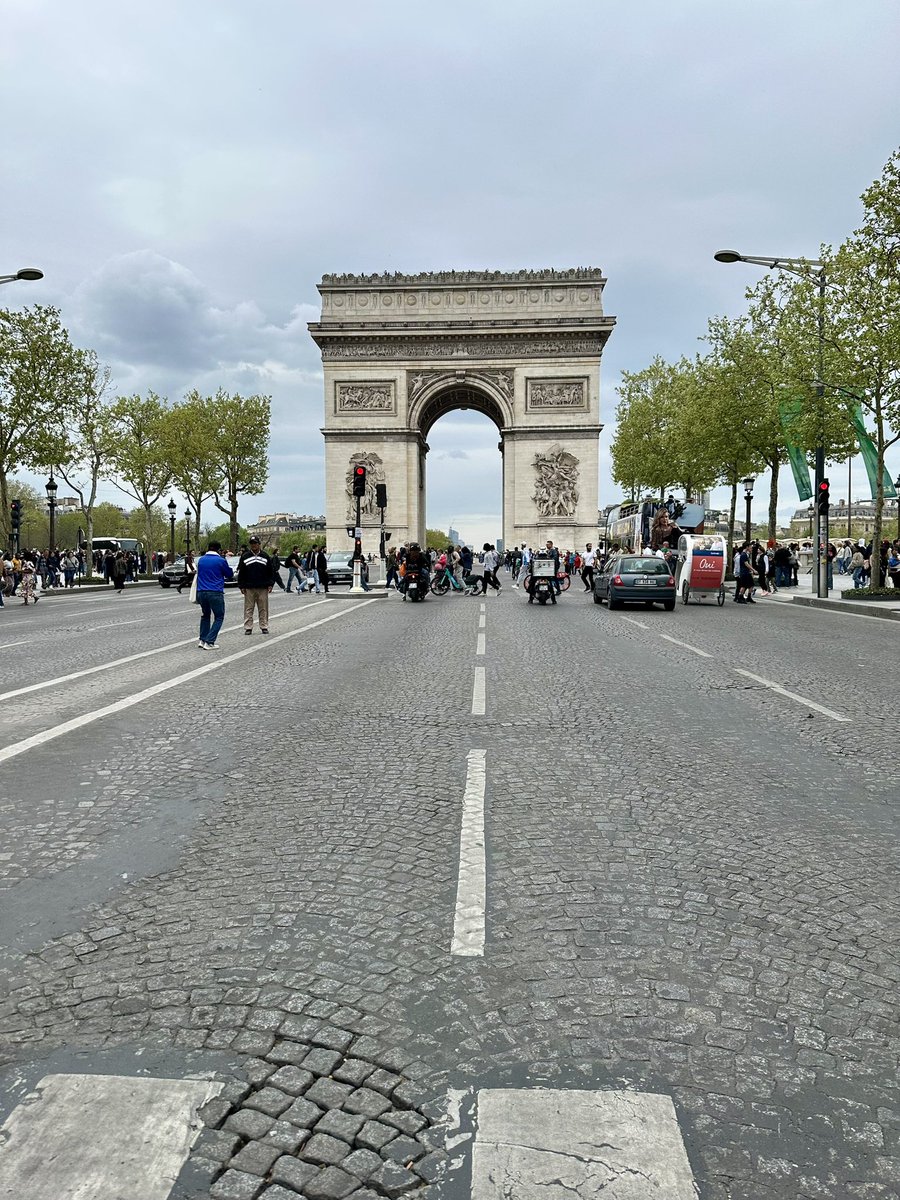 iriszeiten's tweet photo. Paris heute Nachmittag! https://t.co/blYO2nMTWG