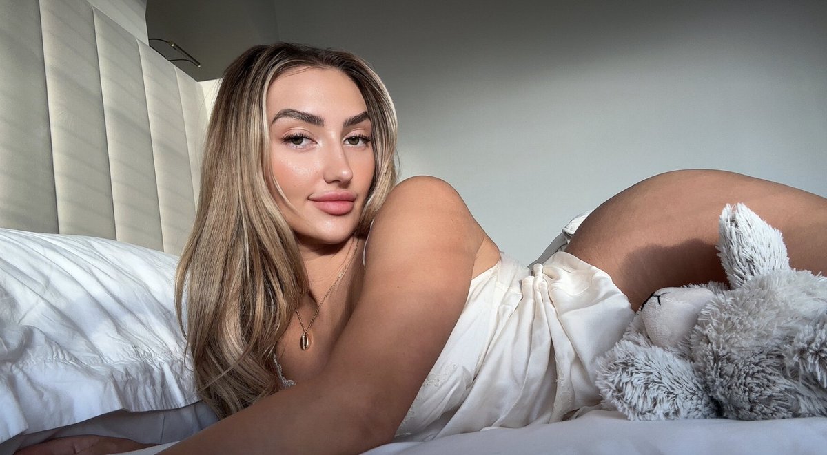 jessicaxreed's tweet photo. me or the boys??👀 https://t.co/loZBEXthIf