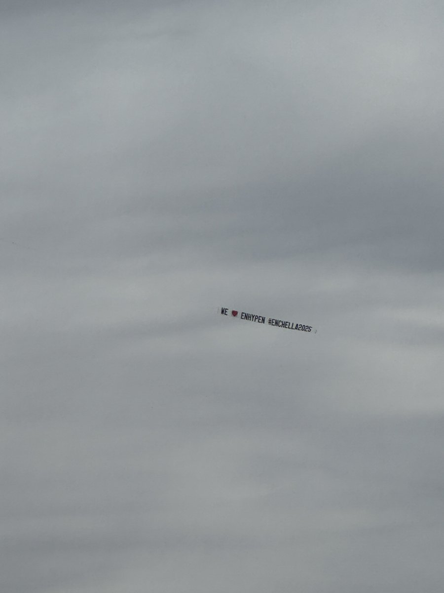 pocketzgallery's tweet photo. AERIAL BANNER FOR ENHYPEN OH MY GOD 

#ENCHELLA #COACHELLA2025 #ENHYPEN https://t.co/WY5wKCUiaM