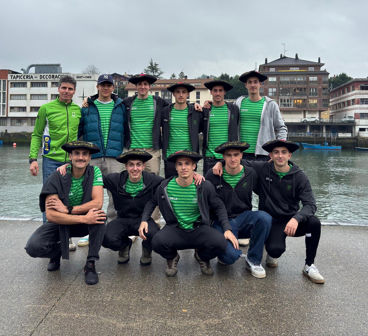 💚 ZORIONAK TXAPELDUNAK! 💚

Mikel Orbañanos (entrenatzailea), Aimar Kanpandegi (ordezkoa), Xabier Salaberria, Xabier Olaskoaga, Iker Huarte, Telmo Bald, Ibai Camarero, Martín Muñoz (patroia), Mattin Colas, Osertz Larretxea eta Julen Balerdi

AUPA HONDARRIBIA!