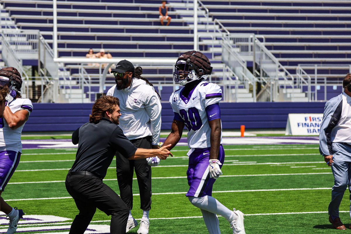 TarletonFB's tweet photo. MARKELL MAGIC 🪄

@markellj3 comes up with the INT for White! https://t.co/wnrIersU1V