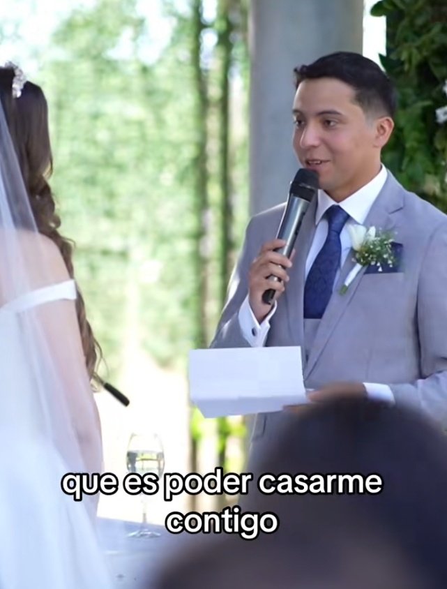 Eli_books_king's tweet photo. Yo con esa NOVIA LECTORA que subió los votos de su esposo y él dijo: "Tal vez no sea Rhysand, ni Roman o MAXON, pero prometo darte ese amor de fantasía que mereces"
Y luego dijo "Perdón si no estoy a la altura de todos los personajes de los que te has enamorado..." https://t.co/AcEneRZIs7