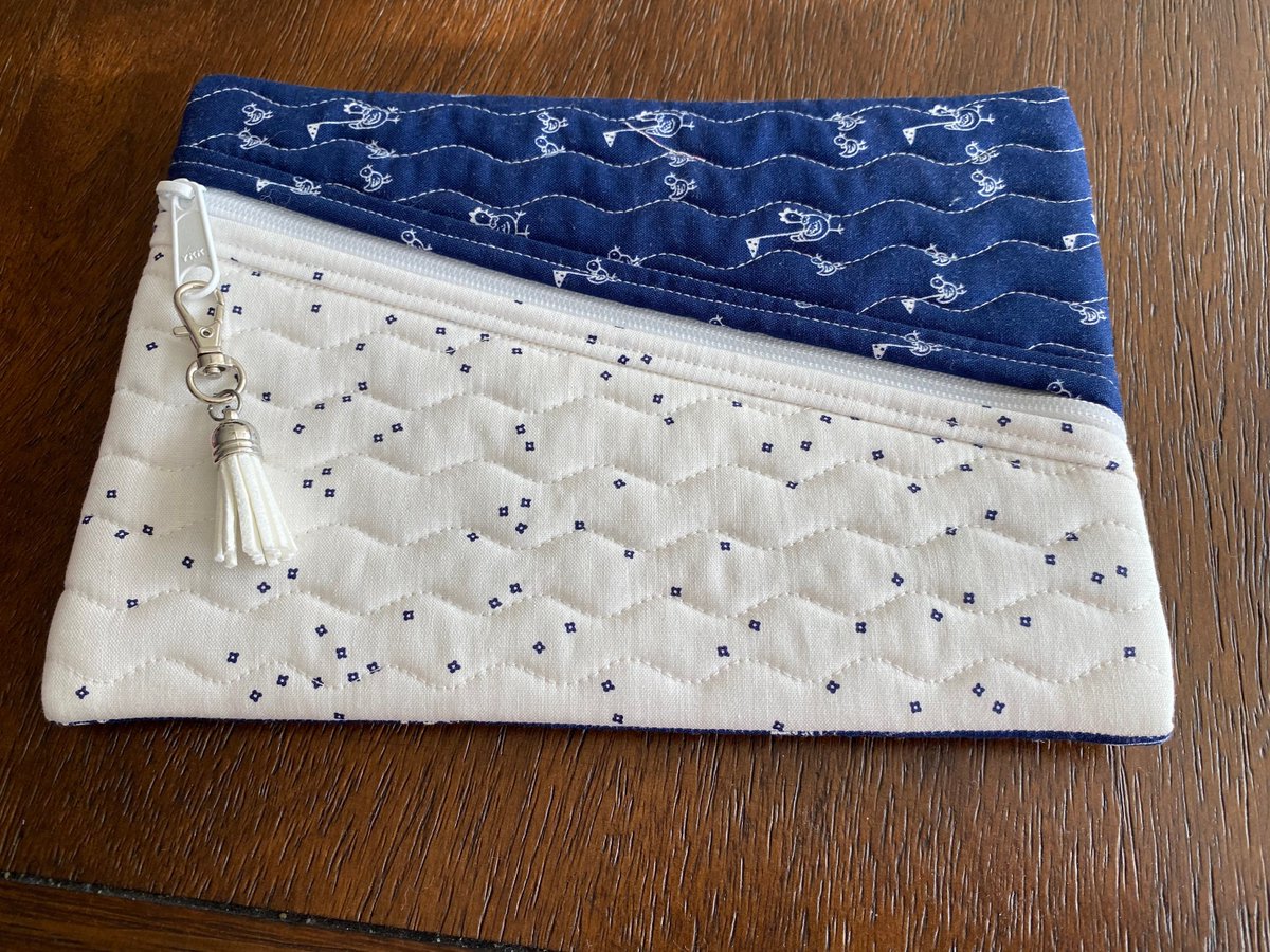 angelhw1956's tweet image. Quilted Two Tone Zipper Pouch tuppu.net/6cddc527 #Etsy #TeaTimeQuiltsnMore #RotaryCutter