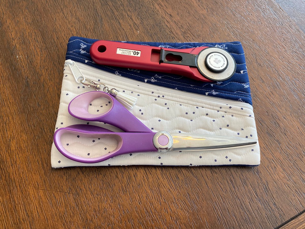 angelhw1956's tweet image. Quilted Two Tone Zipper Pouch tuppu.net/6cddc527 #Etsy #TeaTimeQuiltsnMore #RotaryCutter