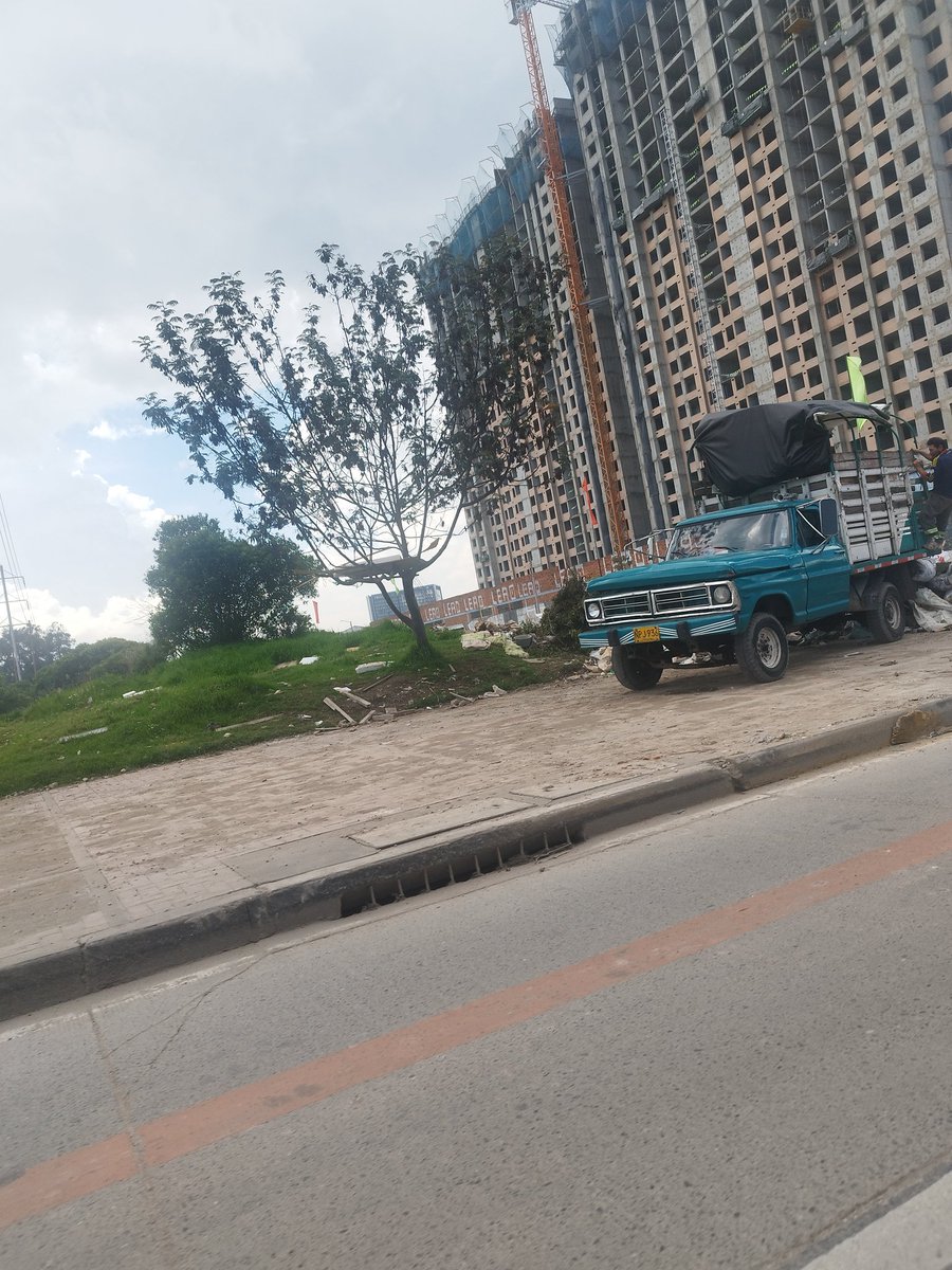 En estos momentos se encuentra este camión botando los escombros en la 30 con 19 frente al CC Mall Plaza <a href="/GobiernoBTA/">Secretaría de Gobierno</a> <a href="/Uaesp/">Uaesp</a> <a href="/SectorMovilidad/">Movilidad Bogotá</a> <a href="/CarlosFGalan/">Carlos F. Galán</a>