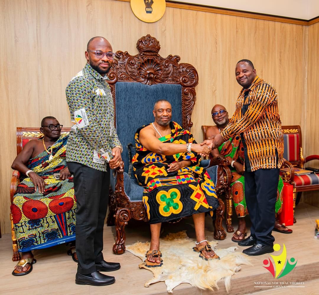 kwameAsensoJm's tweet photo. Osman Ayariga Esq NYA-CEO gets endorsement from His Royal Majesty King Tackie Teiko Tsuru II, the Ga Mantse and President of the Ga Traditional Council in their Campaign against substance abuse amongst the youth.
#redmeanstop https://t.co/NZGvkpEC11