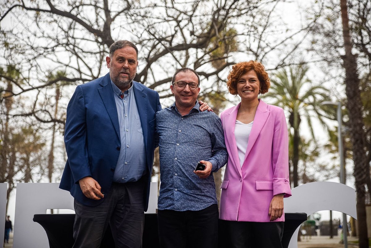 ERC_AltPenedes's tweet photo. Avui hem fet un reconeixement a les persones de la comarca que porten 25 anys militant en l’independentisme d’esquerres.

Joan Leon, David Navarrete i Jesús Ma. Pérez de Albeniz, gràcies pel vostre compromís i la vostra lluita pel Penedès i pel país ❤️✊🏼 https://t.co/4Cx9LC5k9M