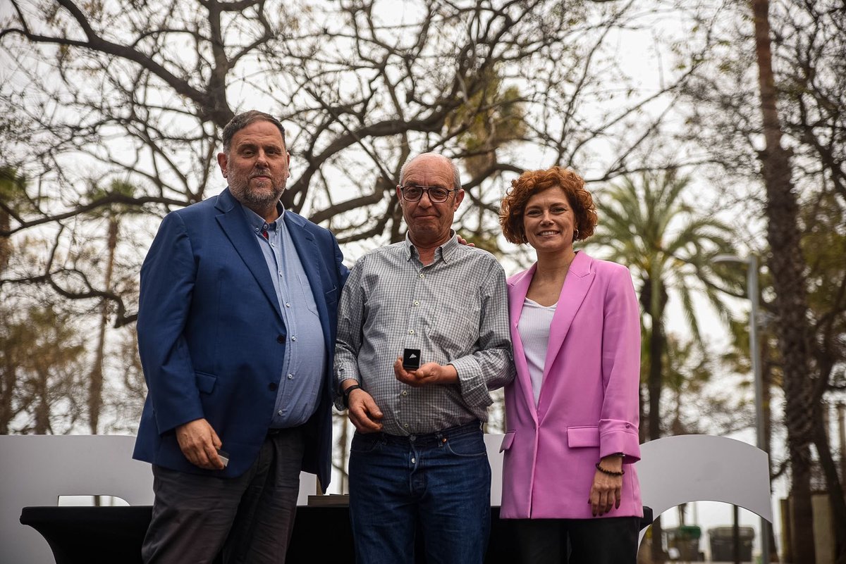 ERC_AltPenedes's tweet photo. Avui hem fet un reconeixement a les persones de la comarca que porten 25 anys militant en l’independentisme d’esquerres.

Joan Leon, David Navarrete i Jesús Ma. Pérez de Albeniz, gràcies pel vostre compromís i la vostra lluita pel Penedès i pel país ❤️✊🏼 https://t.co/4Cx9LC5k9M