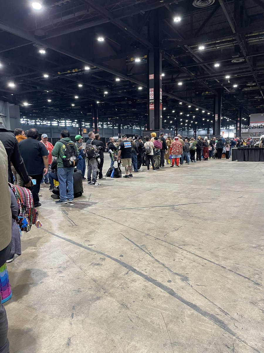 lovesongwriter's tweet photo. The line for Naito https://t.co/tixTZzSG5k