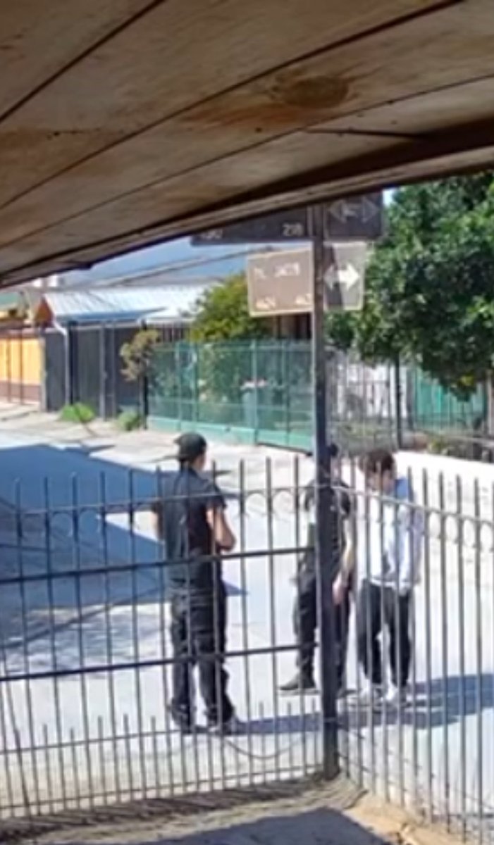 faby_09's tweet photo. @TomasVodanovic ,  acaba de entrar estos tres jóvenes a robar pasajes ezequias otra vez por favor necesitamos resguardo policial, estamos encerrados por todos lados y aún así nos roban . Por favor ayúdenos https://t.co/jwpXA2gOqq