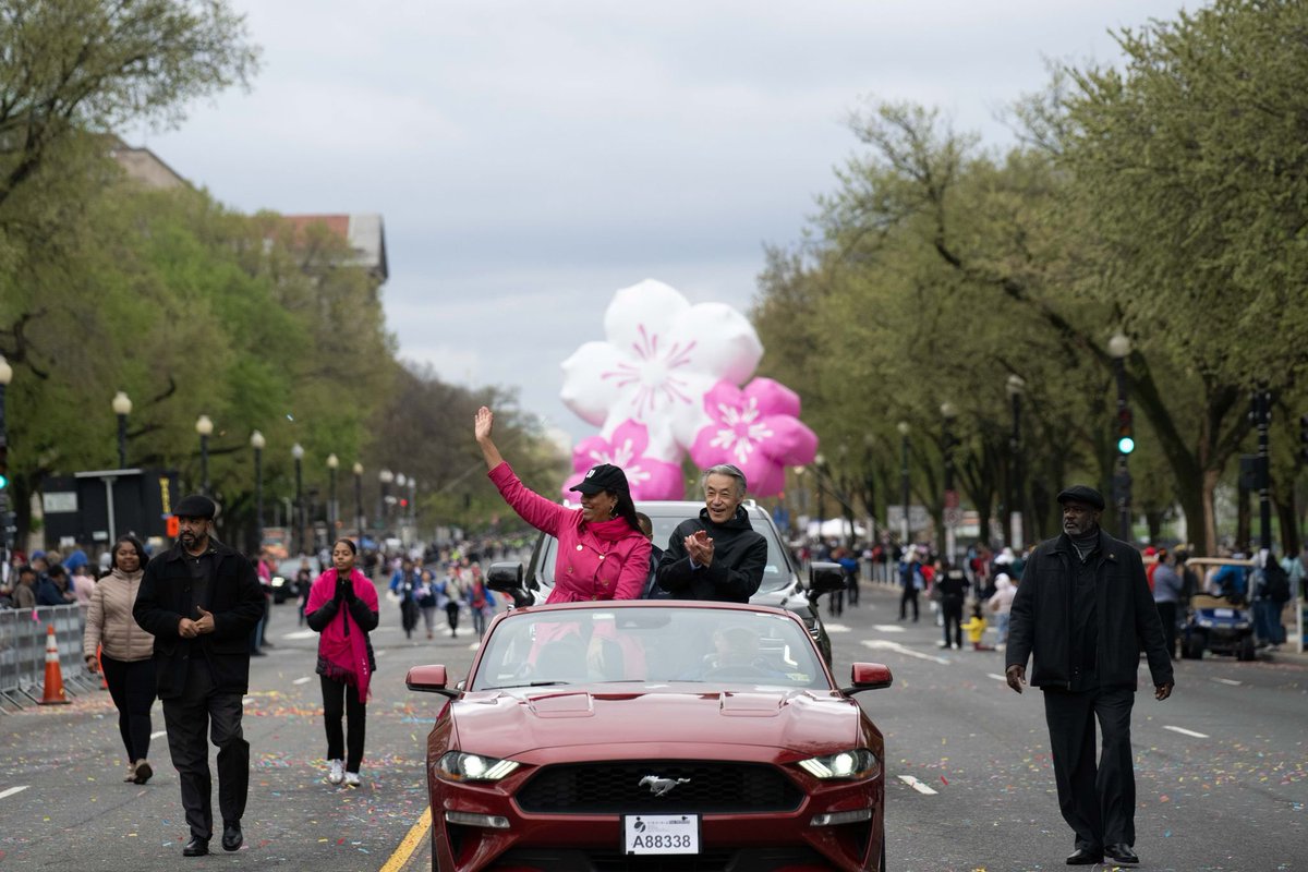 MayorBowser's tweet photo. Great day in our nation’s capital!

We love to see residents and visitors enjoying the vibrant, beautiful National Mall.

Thank you @NationalMallNPS! https://t.co/p3RIP7lSnH