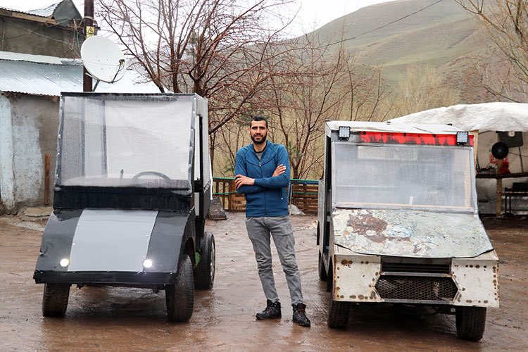 muhabiragri's tweet photo. Ağrı'nın Eleşkirt ilçesinde yaşayan Muhammed Bayram, imkanların kısıtlı olduğu köyde atık malzemelerden elektrikle çalışan iki araç üreterek günlük işlerinde kullanıyor.