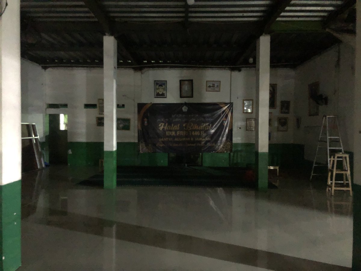 Halllo PLN <a href="/pln_123/">PT PLN (Persero)</a> bagaimana dengan laporan terkait kerusakan pada meteran listrik tmpat tinggal saya. Laporan sdh hampir 4 jam tidak ada tanggapan dr pertugas terkait. Kondisi saat ini rmh kami padam. Tolong <a href="/YLKI_ID/">Indonesia Consumers Organization</a>