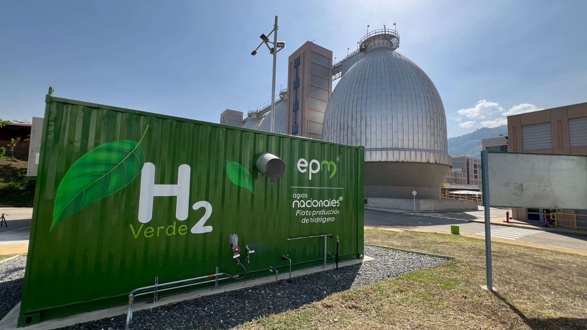 EPMestamosahi's tweet photo. ¡Un dato que nos enorgullece! 🤩

5 kilos de hidrógeno verde se producen diariamente en la planta de tratamiento de aguas residuales (PTAR) Aguas Claras de EPM en el municipio de Bello (Antioquia), en el piloto que adelantamos con nuestra filial Aguas Nacionales.
Con esta energía se alimenta actualmente parte de la operación de la Planta Aguas Claras.

#HidrógenoVerdeEPM  #70AñosJuntosEPM💚