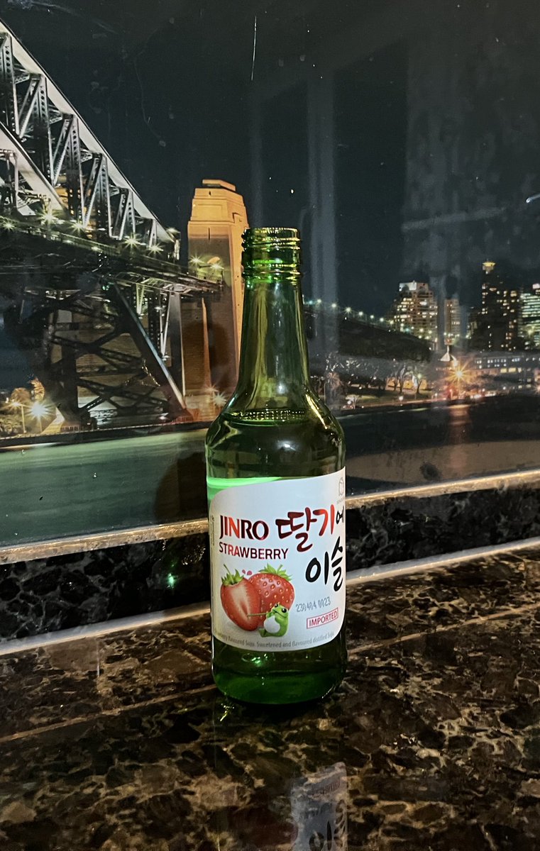 harbiyeruhu1907's tweet photo. Adı Soju (Hangul 소주; Hanja 烧酒  Kore’nin damıtılmış içeceği) Tadı votka ile karşılaştırılabilir olsa da üretim sürecinde eklenen şekerlerden dolayı genellikle hafif tatlı olurmuş, sek içiliyormuş
Pek beğenmedin aslında
#soju #sochu #drink https://t.co/KQ5Qv6h7o8