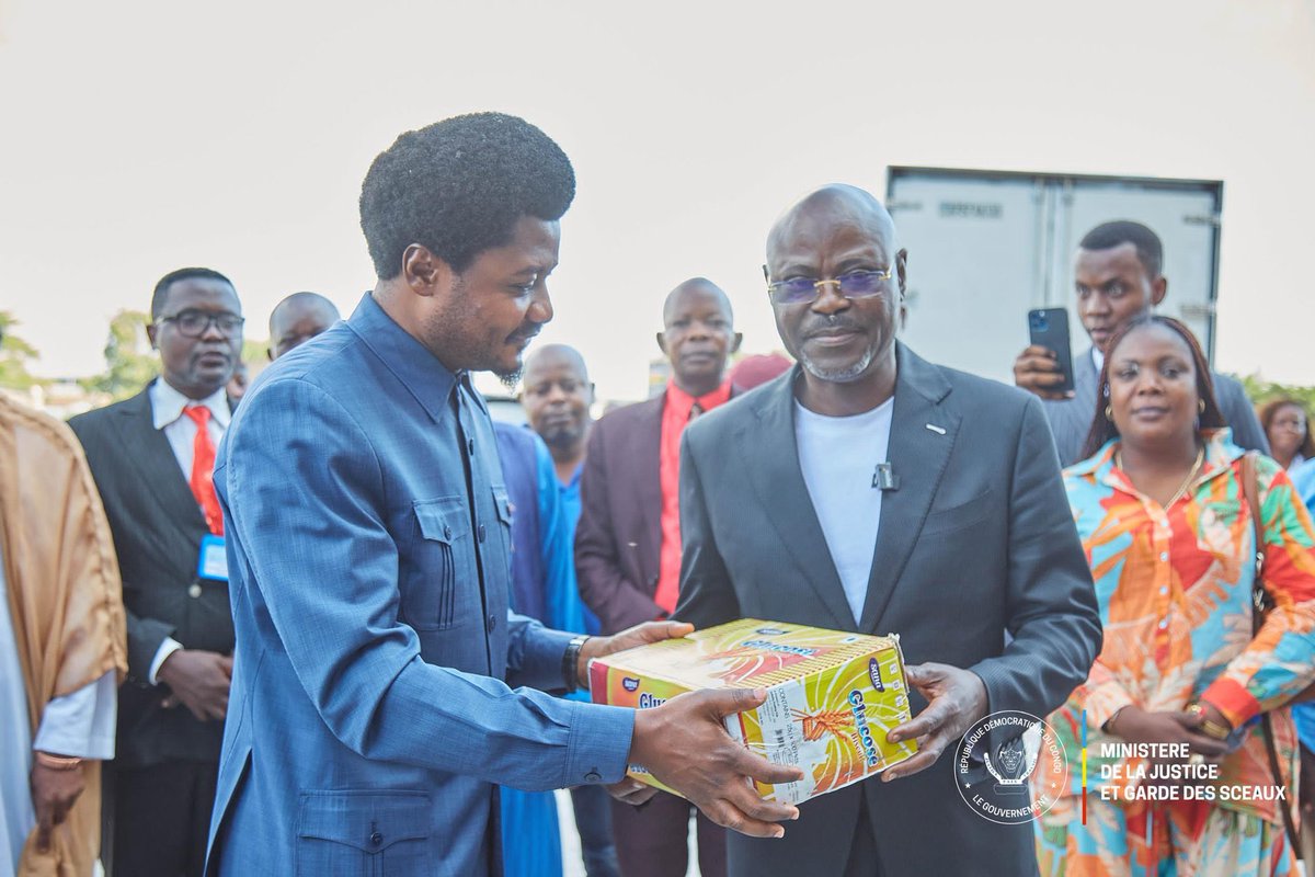 L'exemple parfait de la comédie en politique. 

Plus jamais ça.