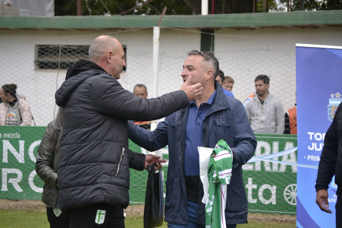 ClubSpBelgrano's tweet photo. inicial del torneo.

En el acto participaron Dante Majori, Presidente de Fútbol Juvenil e Infantil de AFA, y Guido Fernández Marshall, Presidente de la Mesa de Primera Nacional de Juveniles. En representación de Sportivo Belgrano estuvieron presentes Ariel Tuninetti, Secretario https://t.co/xBeuZdVDO2