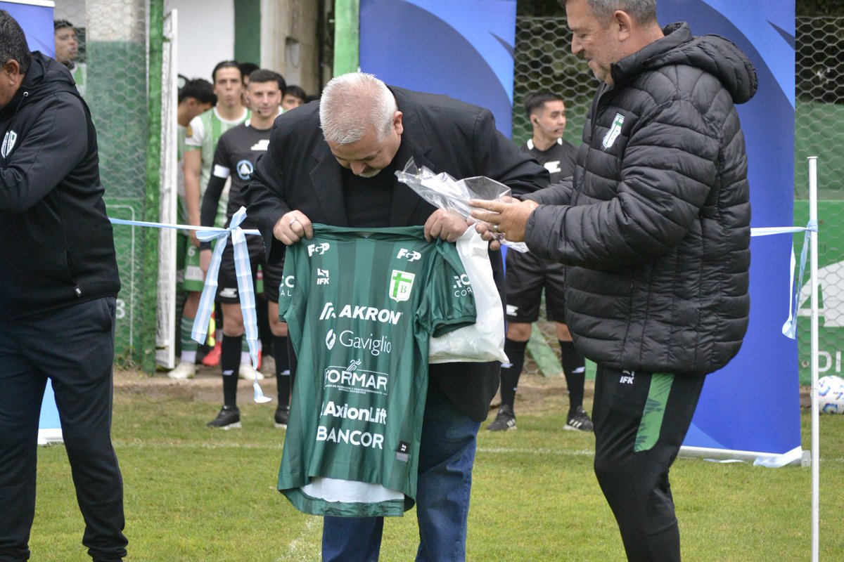 ClubSpBelgrano's tweet photo. inicial del torneo.

En el acto participaron Dante Majori, Presidente de Fútbol Juvenil e Infantil de AFA, y Guido Fernández Marshall, Presidente de la Mesa de Primera Nacional de Juveniles. En representación de Sportivo Belgrano estuvieron presentes Ariel Tuninetti, Secretario https://t.co/xBeuZdVDO2