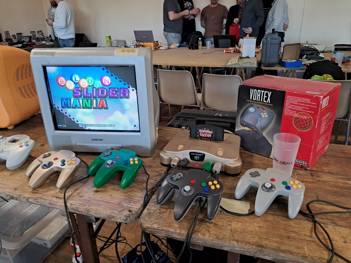 Mon stand Nintendo 64 à l’#AC2025 avec quelques homebrews et hacks récents (tel que le Démineur sur Super Mario 64). Également l’occasion d’apporter ma manette Vortex !