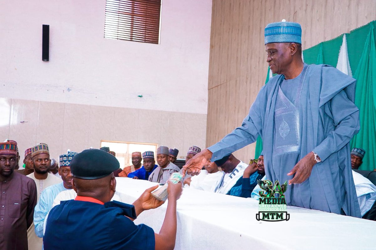 IbnGarba2's tweet photo. BOKO HARAM: SEN. MONGUNO ORGANISED CAREER DEVELOPMENT TRAINING TO 300 SECURITY PERSONNEL AND EMPOWERED THEM WITH N100,000.00 EACH.

...N30m disbursed with a view to empower them.

..."This program will go a long way in complementing the efforts of Gov Zulum." Says Sen. Monguno. https://t.co/dGjLQ7hHy4