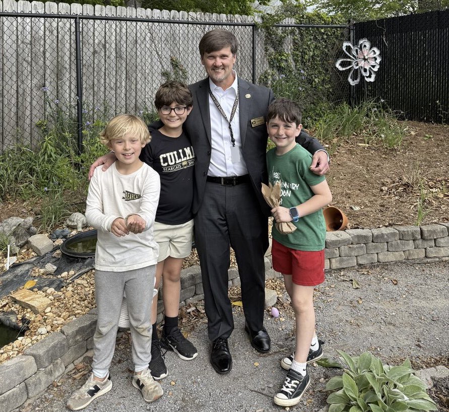 kkallhoff's tweet photo. Enjoyed visiting the @EastElemCCS outdoor classroom/garden Friday afternoon. Mrs. Smith goes above and beyond with this after school program. @BOECullmanCity @NAAgriplex @AMSTI4all https://t.co/mzql8yLvtN