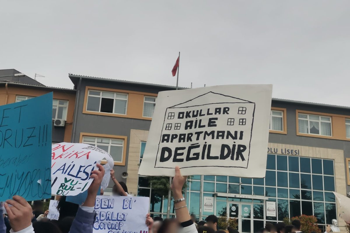 ezcyln's tweet photo. #koloğlundaneoluyor #TorpilDeğilLiyakat
#LisemeDokunma
#öğretmenimedokunma @elaziggundemcom @elazigmem @meb_ogm @hepsielazig @Yusuf__Tekin @numanhatipoglu @elazig_valiligi @tcmeb @sahin_serifoglu ben bi kayınbabama liyakat götürüp geliyom https://t.co/plwBse5KBo