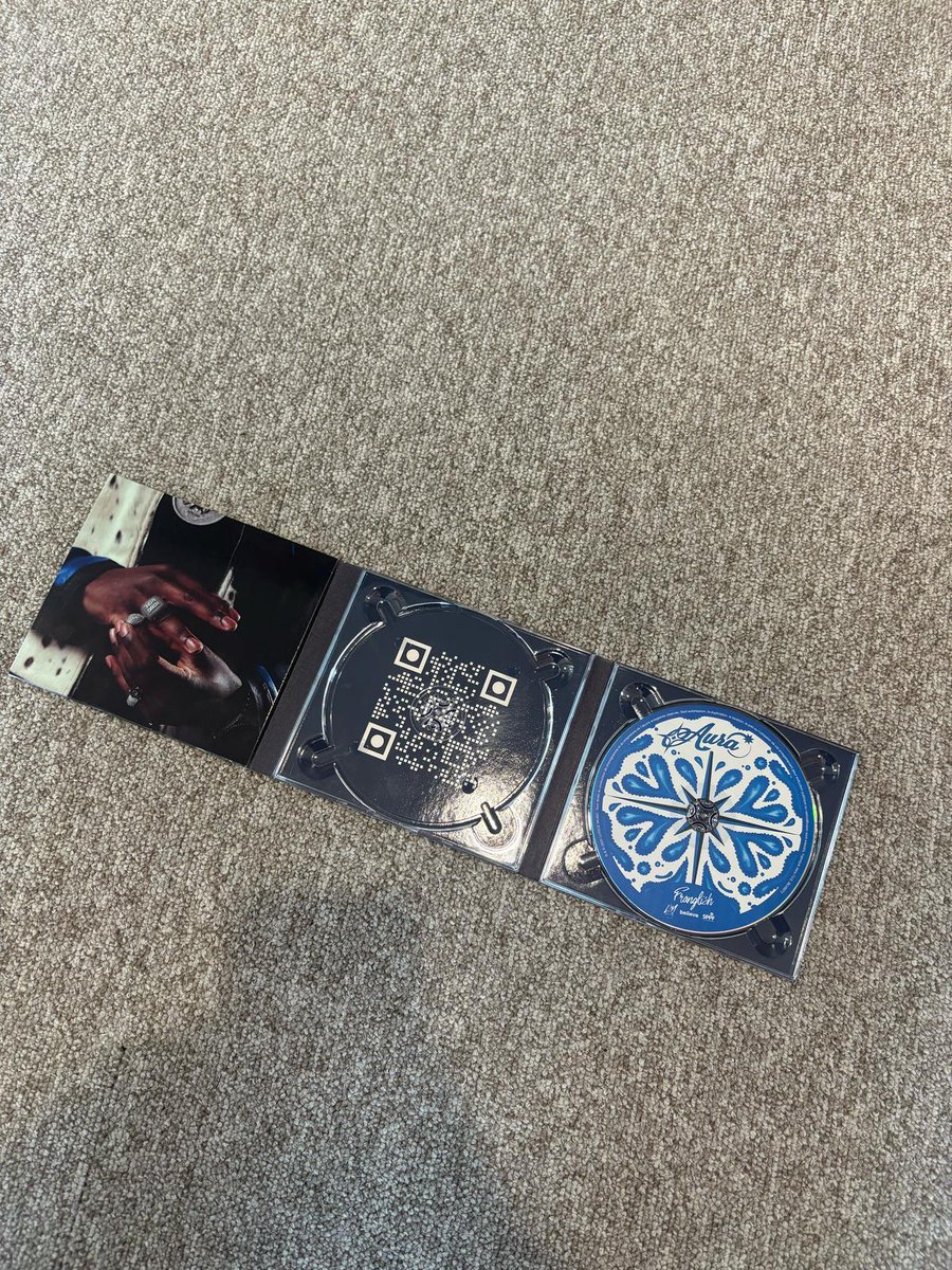 🚨🚨 FRANGLISH pourrait dévoiler la deuxième partie de son album CE SOIR !

Un détail intriguant dans l’édition physique : un emplacement vide à la place d’un second CD… et un QR Code.
En le scannant, on tombe sur un compte à rebours. La suite arrive ?