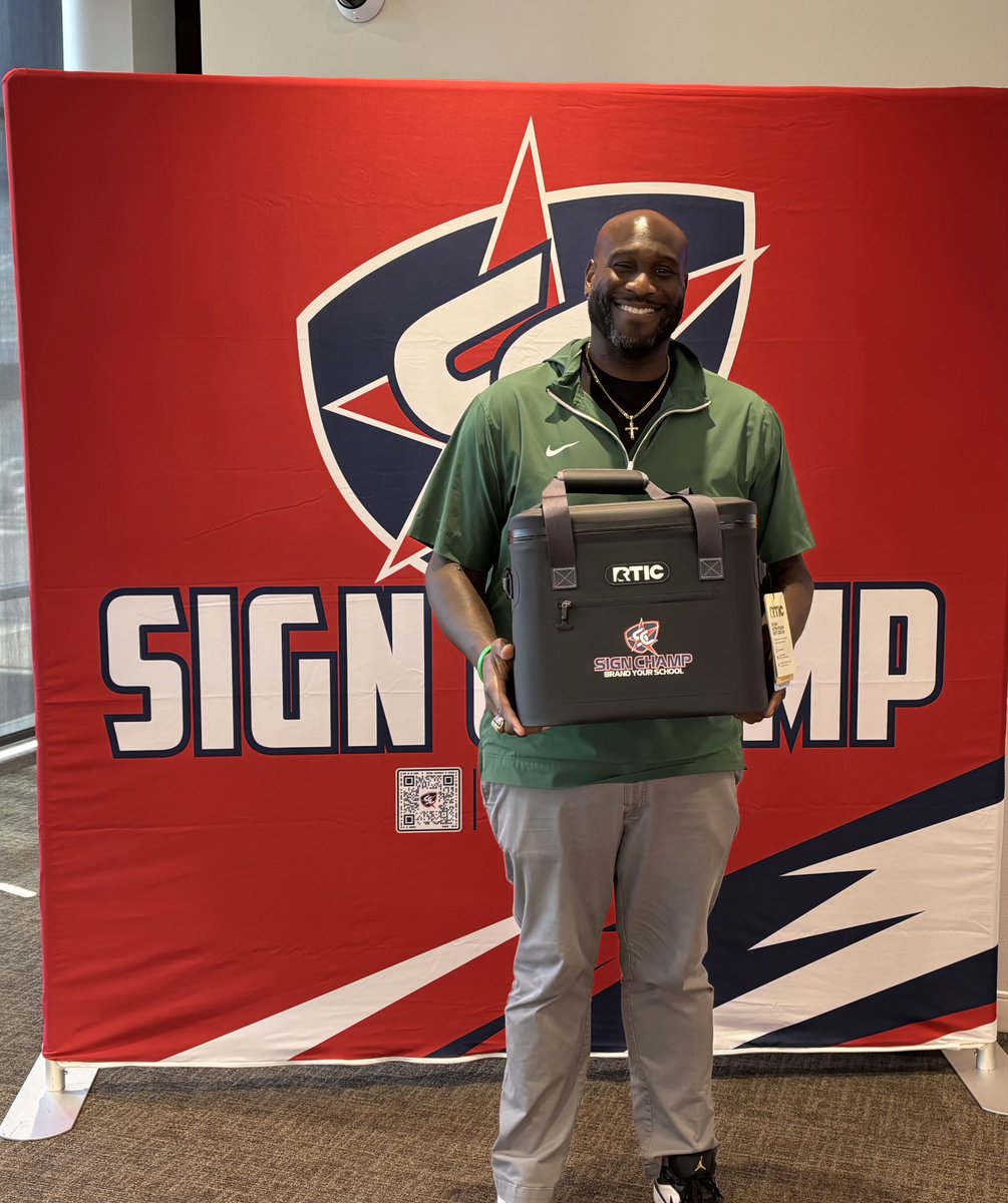 OL Coaches Clinic (@olcoachesclinic) on Twitter photo Coach Jarred Simmons from Richardson Berkner leaves the 2025 DFW OL Coaches Clinic with a new Rtic cooler thanks to our sponsor <a href="/TheSignChamp/">Sign Champ</a> Coach Jarred Simmons from Richardson Berkner leaves the 2025 DFW OL Coaches Clinic with a new Rtic cooler thanks to our sponsor <a href="/TheSignChamp/">Sign Champ</a>