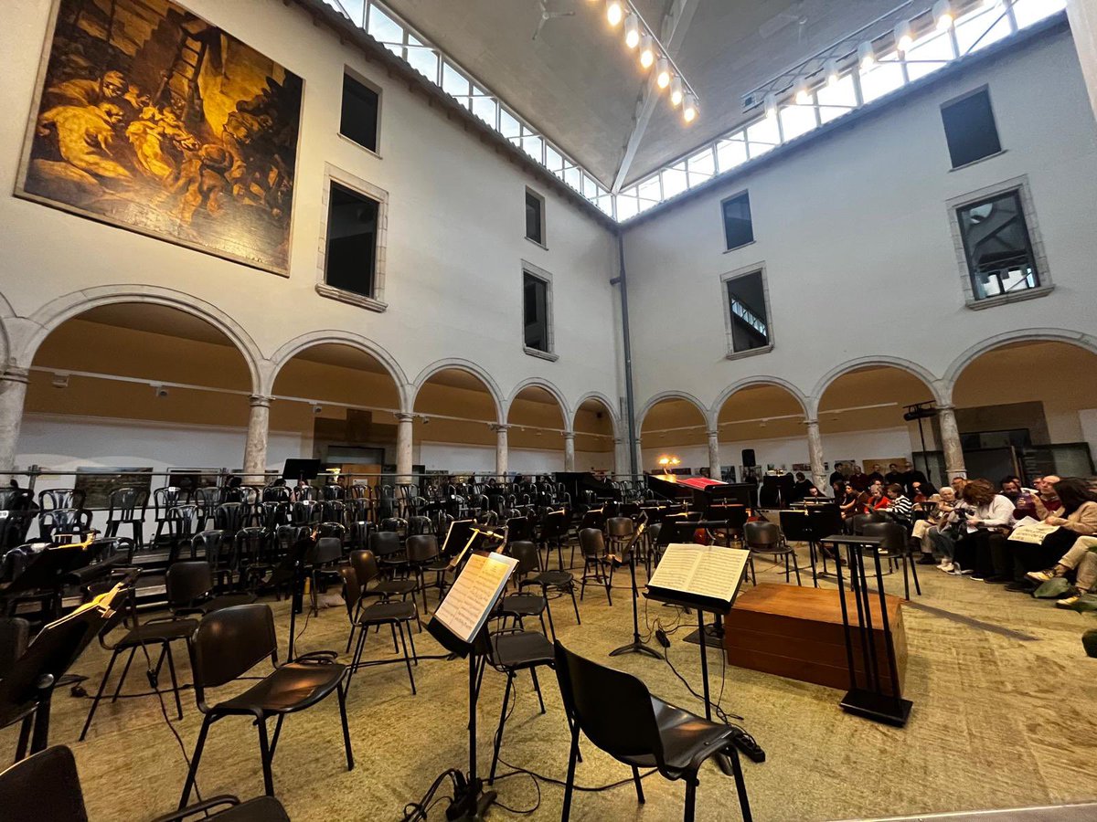 albertcastellsv's tweet photo. 🎻 Vespre de música clàssica al Centre Cultural Joan Triadú amb el Rèquiem de Mozart, a càrrec de l’Orefeó Vigatà - Orquestra Cambra de Vic i solistes. @OrfeoVigata @oc_vic https://t.co/teoC0GiamT
