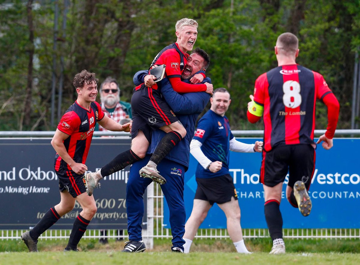 ❤️🖤What it’s all about ❤️🖤
Manager Stuart Henderson celebrating with <a href="/TylerElliott8/">Tyler Elliott</a>, after the midfielders late winner this afternoon against <a href="/BemertonHeathFC/">Bemerton Heath Harlequins</a> ,which makes it 5 wins from our last 7 games!!
<a href="/swsportsnews/">South West Sports News</a> <a href="/PLsportsnews/">PlymouthSportsNews</a>