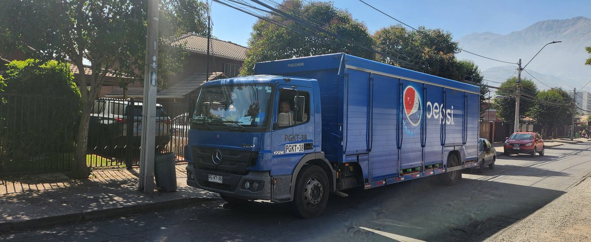 JoseGatica2663's tweet photo. @pepsi_cl Lamentable que sus camiones se estacionen interfiriendo dos salidas de vehículos. Hecho que se repite todos los sábados como me informaron mis vecinos. Ahora me tocó a mi. Por favor tomen acción e instruyan a sus conductores. https://t.co/RDwhUnY8by