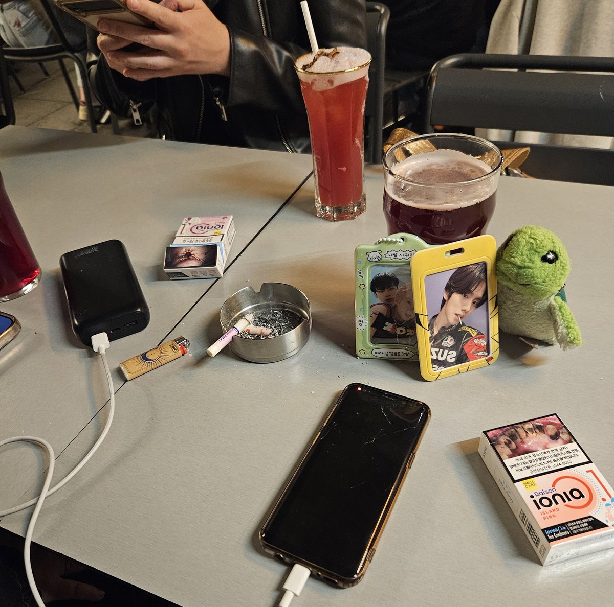 Y_Matth3w's tweet photo. Gem drinking night ehehehehhehehehe @Knackihyun @winprimrose https://t.co/kpHm6Bck9R