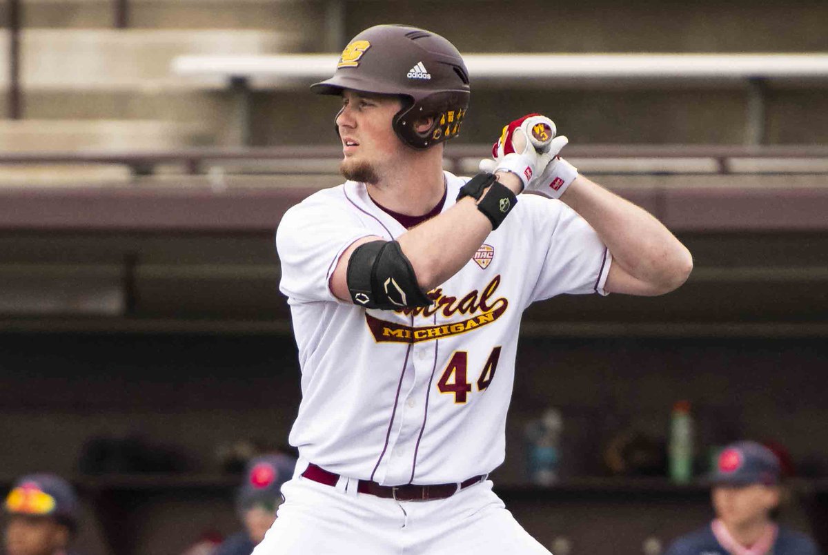 Cole Prout drills a two-run double off the fence in right field; CMU has scored four runs in the 8th and has seized a 7-6 lead. 2 on, 2 out.
#FireUpChips