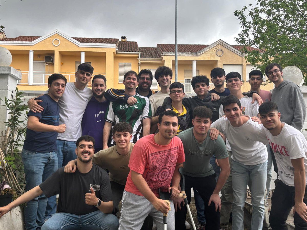 Al final de todo, solo queda disfrutar con tus amigos. Siempre hay que rodearse bien 💛💙