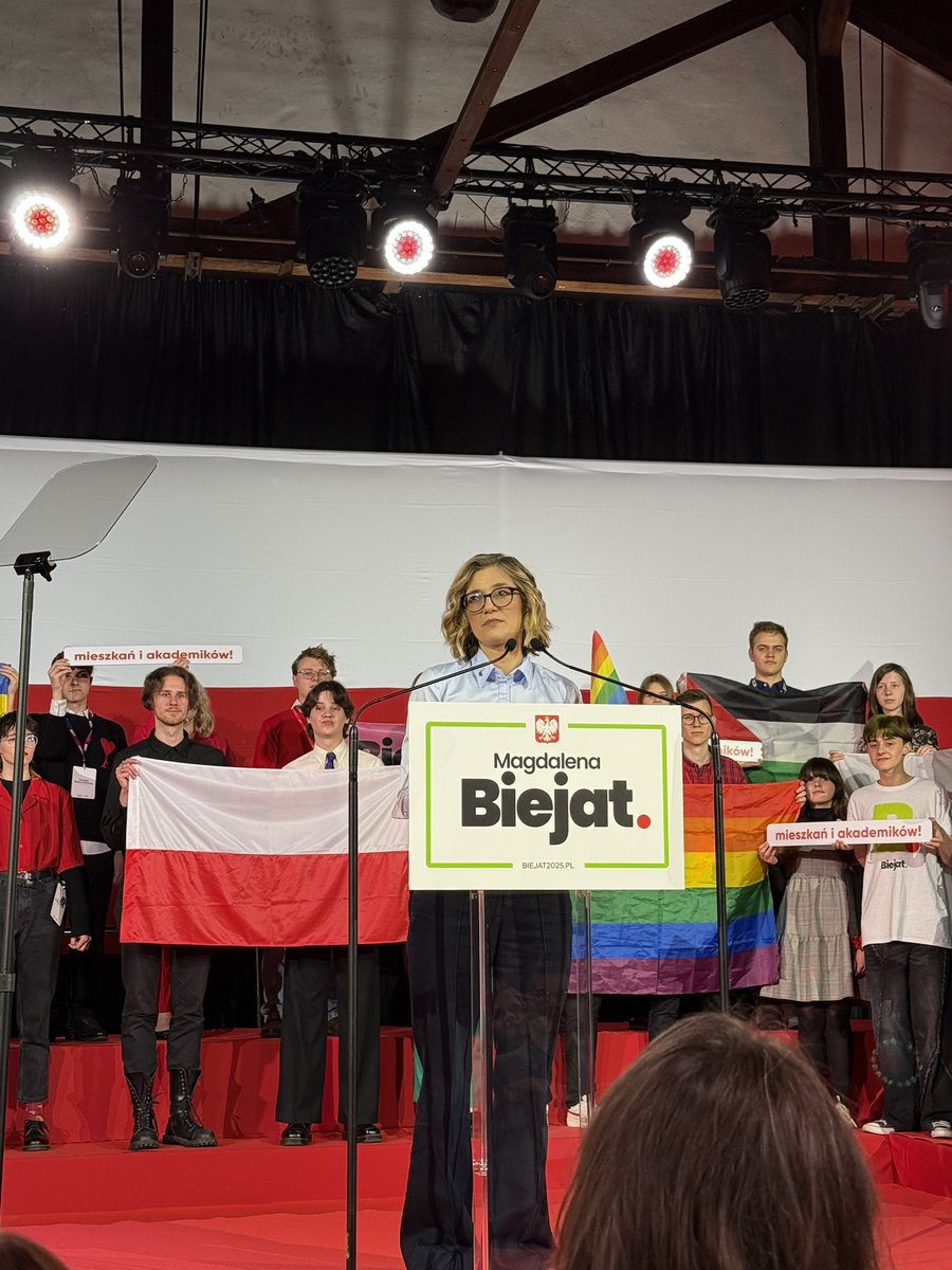 p_czerniejewski's tweet image. .@MagdaBiejat wspólnie z młodzieżą z @mlodalewica_ na tej samej scenie - ważny symbol włączenia nas we współdecydowanie, a nie tylko mówienie do nas - tak jak to robią inni kandydaci.