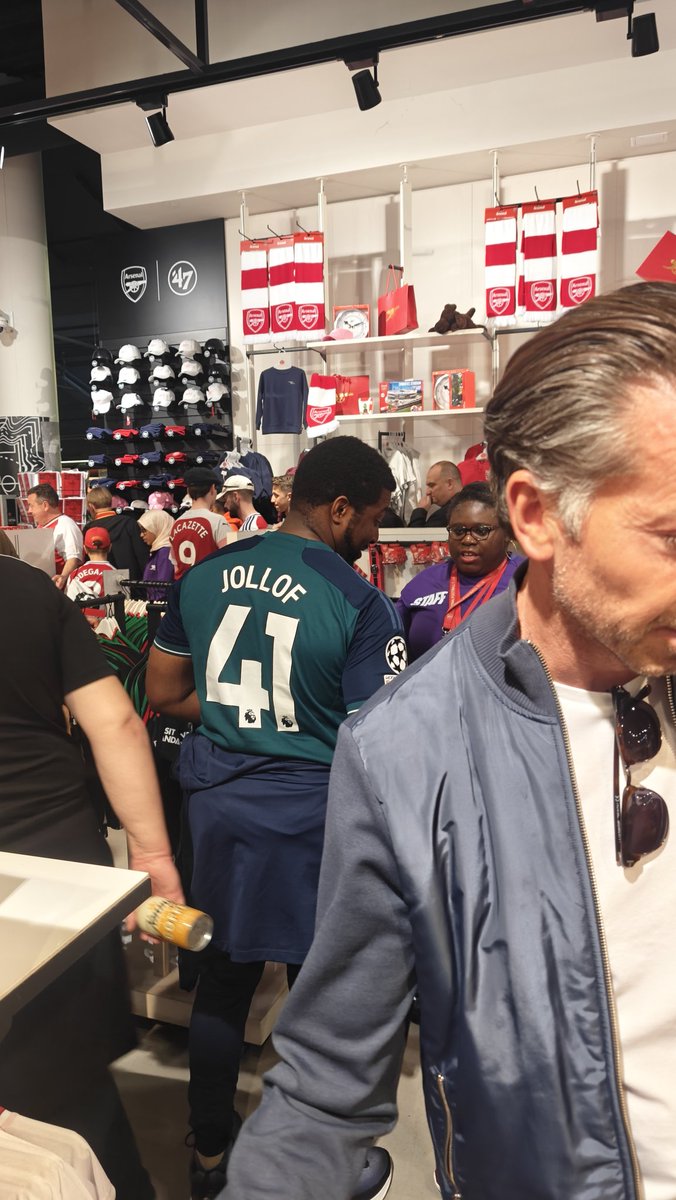 Spotted at the Emirates. Funniest shirt I've seen for a while. 😂