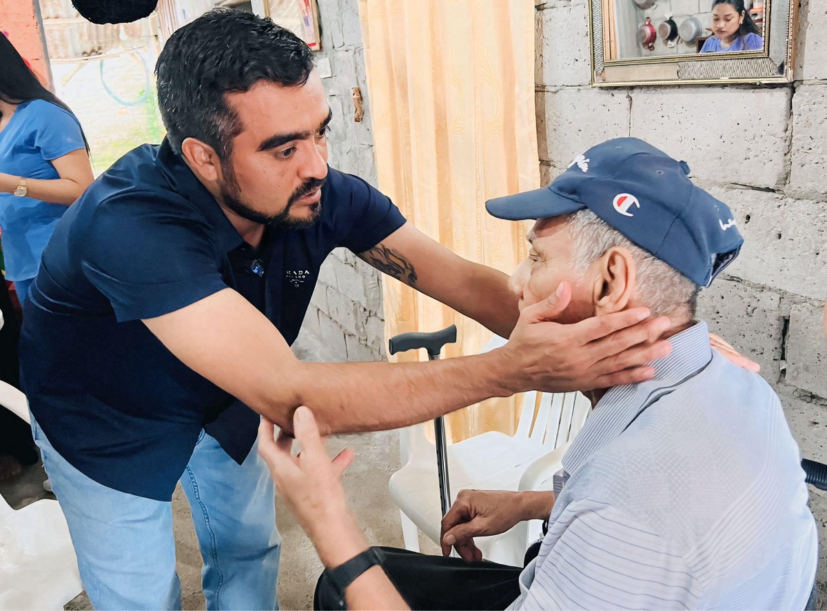 AlexisMatuteEC's tweet photo. Una alcaldía que jamás los dejará solos. Un alcaldía que siempre piensa en los más necesitados, una alcaldía con inclusión; esa es la #AlcaldíaCiudadanaDeQuevedo https://t.co/V5XW2sJ1jY