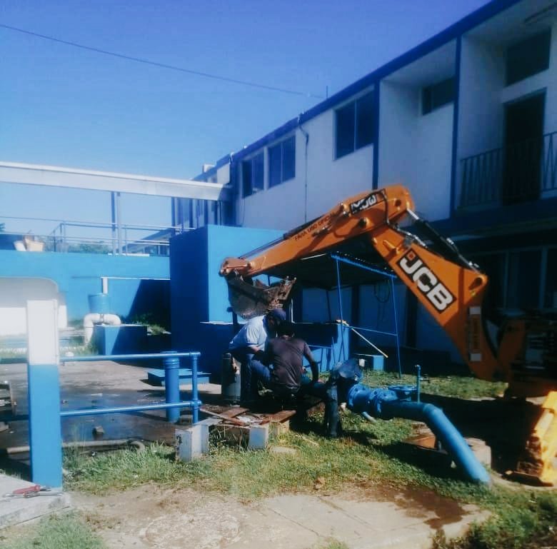 IDAANinforma's tweet photo. 📍Chiriquí: Nuestros expertos trabajan en el reemplazo de una bomba de la estación de agua potable de El Tucán.
 
El suministro de agua está temporalmente interrumpido en el corregimiento de Los Algarrobos en Dolega. @311Panama #SomoIDAAN https://t.co/Cjynknrpeb